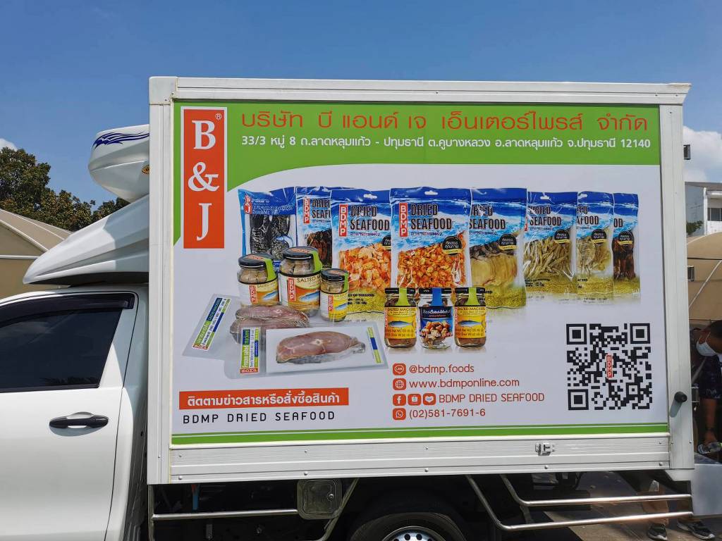 การผลิตและติดตั้งสติ๊กเกอร์ QR Code บนรถ ขนส่งสินค้าตู้ทึบห้องเย็นเพื่อเชื่อมโยงช่องทางออฟไลน์สู่ออนไลน์ถาวรขององค์กร