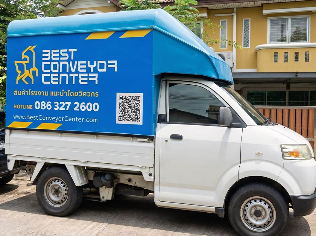 รถกระบะตู้ทึบ Suzuki Carry ติดสติ๊กเกอร์ QR Code บนรถ เคียงคู่กับเบอร์โทรศัพท์สำหรับงาน QR Code Vehicle Graphics ขององค์กร