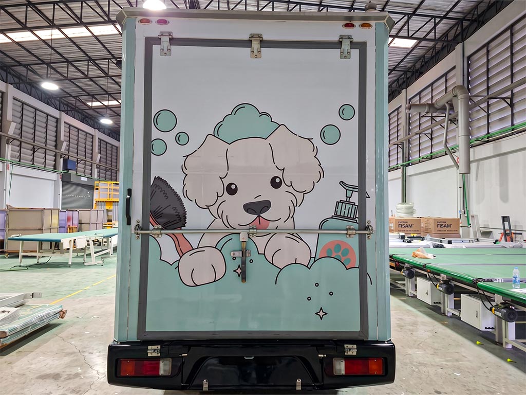 สติ๊กเกอร์รถ Roadshow ติดประตูท้ายเต็มแผง ลายสุนัขอาบน้ำขนาดใหญ่พร้อมขวดแชมพู