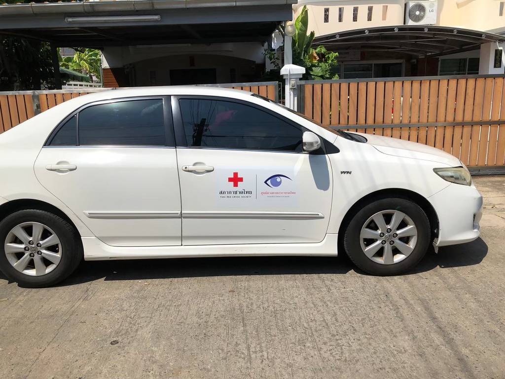 การตรวจสอบแนวระนาบความสูงของสติ๊กเกอร์โลโก้บริษัทบนรถตู้ปฏิบัติการส่วนท้ายเพื่อรักษาระดับสายตาการอ่านออกที่ระยะ 12 เมตร