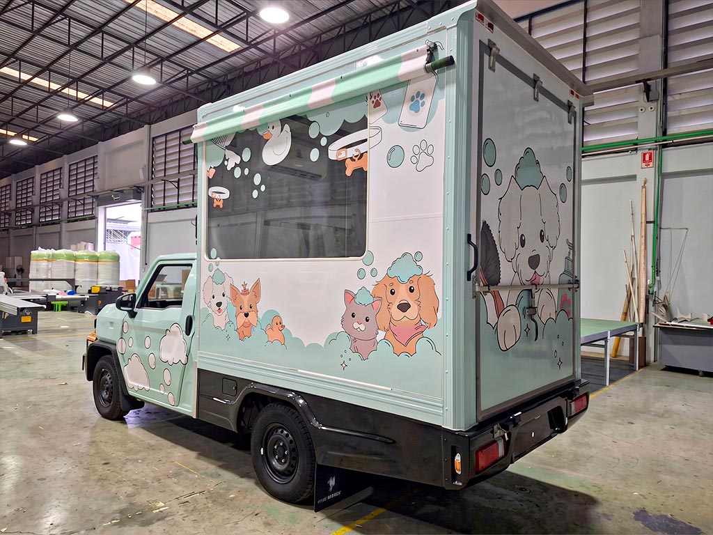 สติ๊กเกอร์รถ Roadshow มุมเฉียงท้ายฝั่งซ้าย เชื่อมต่อลายข้างตู้เข้ากับประตูหลังรูปสุนัขถือแปรง