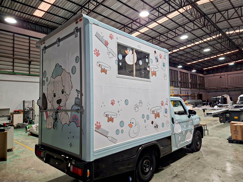 สติ๊กเกอร์รถ Roadshow มุมเฉียงท้ายฝั่งขวา แสดงลายสุนัขประตูหลังและลายเป็ดเหลืองข้างตู้