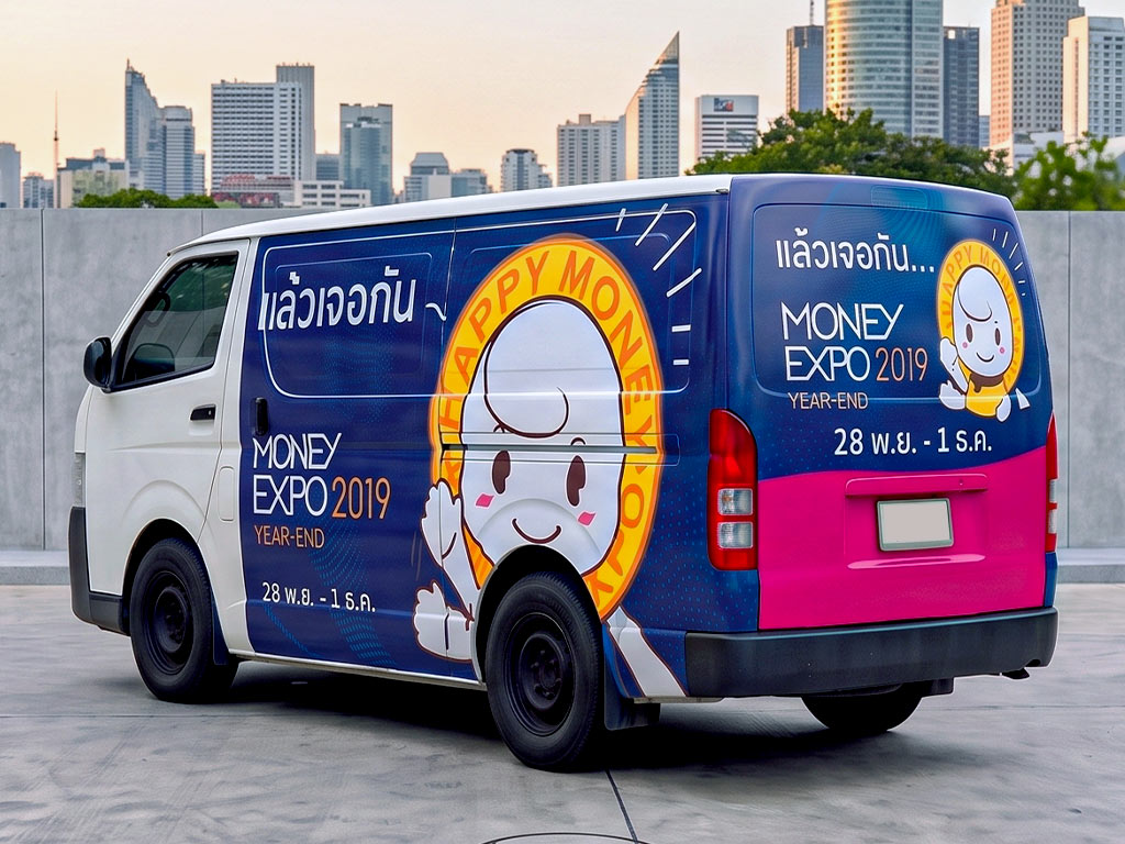 สติ๊กเกอร์รถ Roadshow ติดรถตู้เฉียงท้ายฝั่งซ้าย เชื่อมต่อลายข้างรถกับฝาประตูท้าย