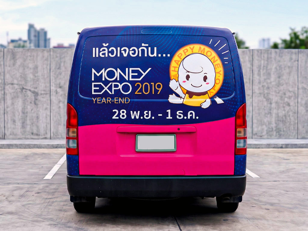 สติ๊กเกอร์รถ Roadshow ติดฝาประตูท้ายรถตู้เต็มแผง พิมพ์ข้อความโปรโมชัน Money Expo 2019 และวันที่ชัดเจน