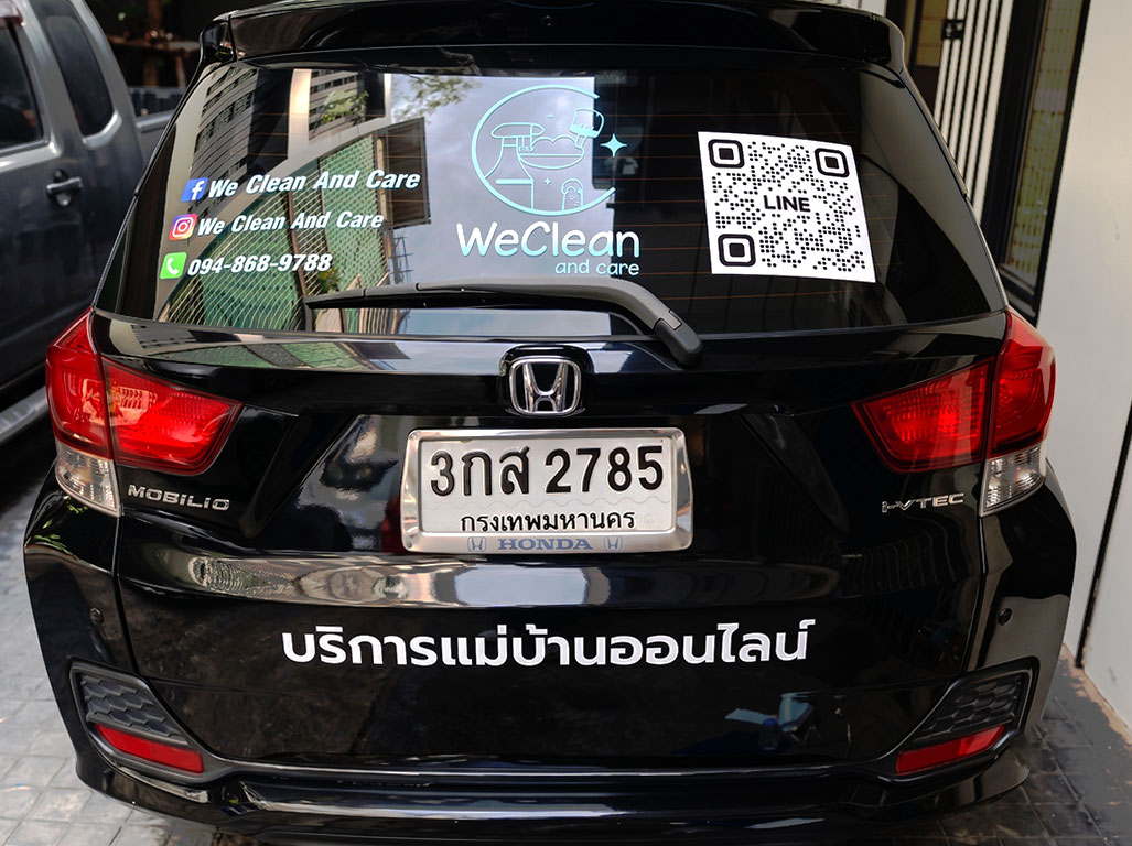สติ๊กเกอร์เบอร์ติดต่อบนรถยนต์ประเภท MPV บริเวณกระจกหลังร่วมกับคิวอาร์โค้ดไลน์ขนาดใหญ่เพื่อความสะดวกในการสแกน
