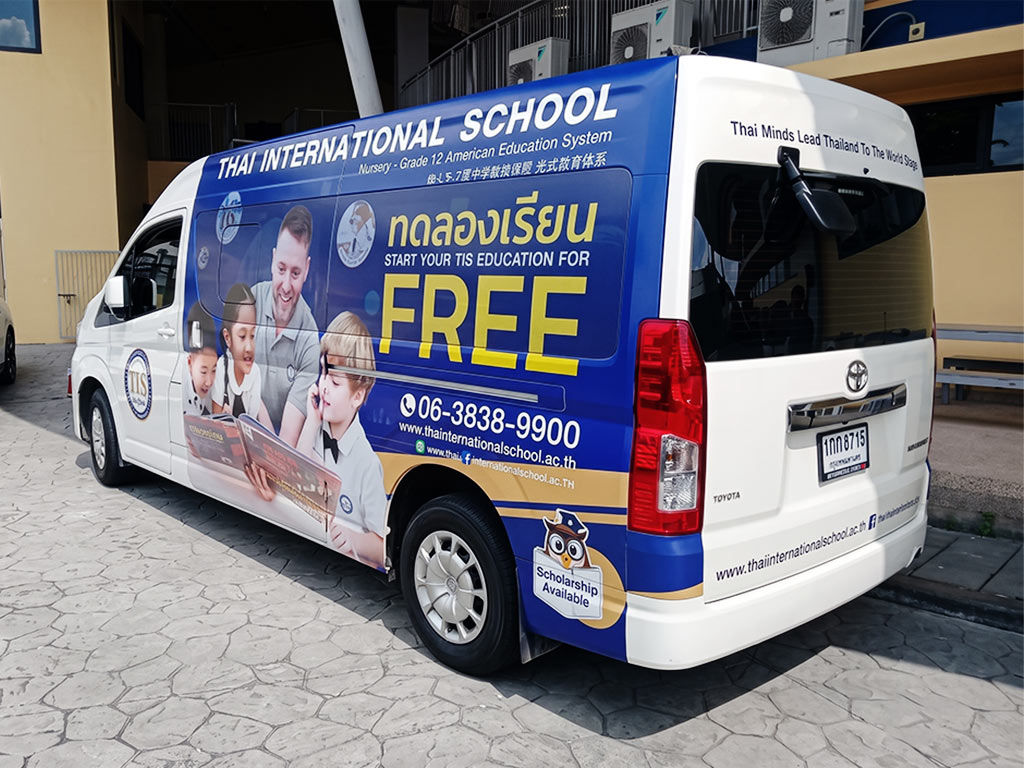 สติ๊กเกอร์รถ Marketing Activation รูปแบบ Redemption Activation บนรถตู้สถานศึกษาเพื่อแสดงเงื่อนไขรับสิทธิ์อย่างเด่นชัดเจน
