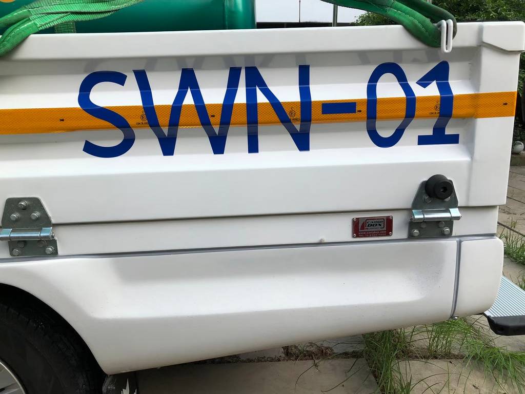สติ๊กเกอร์เลขรถบริษัทรหัส SWN-01 เจาะลึกมุมซูมรายละเอียดเนื้อสติ๊กเกอร์และแถบสะท้อนแสงบนผิวตัวถัง