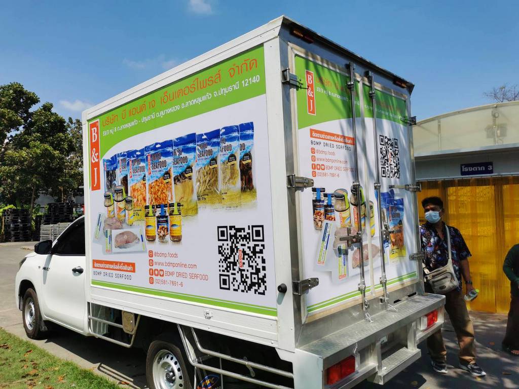 ประสิทธิภาพของสติ๊กเกอร์ QR Code บนรถ ภายใต้สภาพแสงแดดจัดกลางแจ้งโดยรหัสยังคงความคมชัด