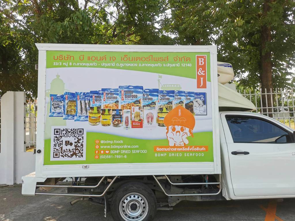 ความเนี๊ยบของสติ๊กเกอร์ QR Code บนรถ บริเวณรอยต่อห้องโดยสารและตู้แผงฉนวนแสดงการเก็บงานขอบ