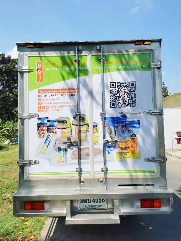 สติ๊กเกอร์ QR Code บนรถ บริเวณบานประตูท้ายจัดวางระดับสายตาเพื่อรองรับระยะปลอดภัยของผู้ขับขี่รถคันหลัง