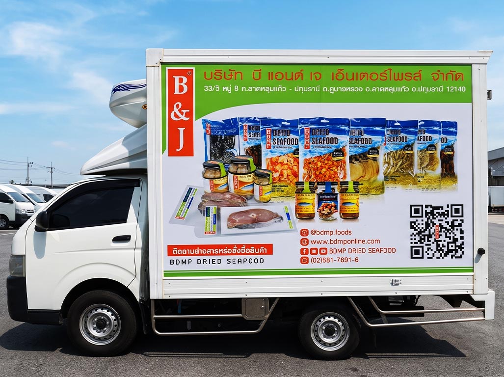 การติดตั้งสติ๊กเกอร์ Static QR Code ขนาดกว้างบนแผงข้างรถกระบะห้องเย็นขนส่งสินค้าอาหารเพื่อเชื่อมโยงเข้าสู่หน้าเว็บไซต์หลักถาวร