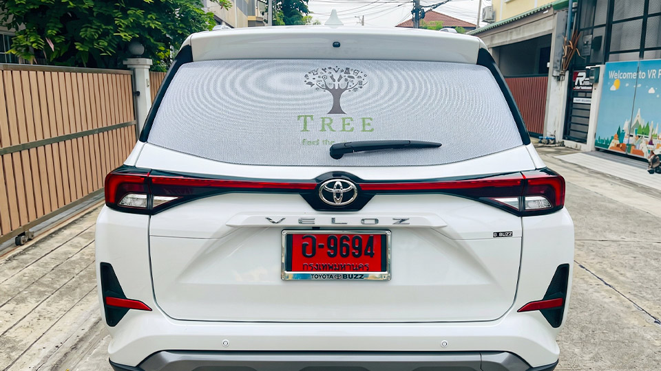 สติ๊กเกอร์ซีทรูพิมพ์ลายโลโก้ต้นไม้ TREE ติดกระจกหลังรถ Toyota Veloz บริการรื้อสติ๊กเกอร์เก่าและติดตั้งใหม่เพื่อภาพลักษณ์ที่สมบูรณ์