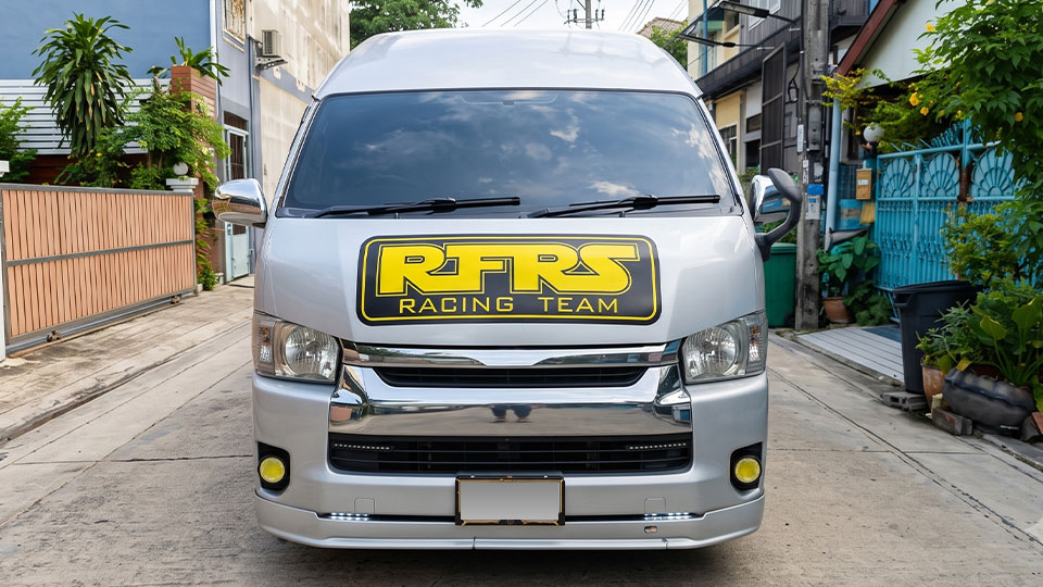 สติ๊กเกอร์โลโก้บริษัทบนรถตู้ตำแหน่งฝากระโปรงหน้าแบรนด์ RFRS Racing Team เพื่อสร้างการมองเห็นผ่านกระจกมองหลัง