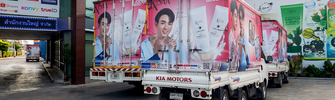 สติ๊กเกอร์รถ Roadshow ติดขบวนรถกระบะตู้ทึบ KisAA คุมมาตรฐานดีไซน์และ CI แบรนด์สม่ำเสมอทั้ง Convoy