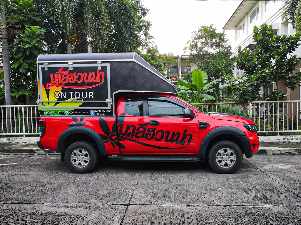 สติ๊กเกอร์รถ Roadshow ลายโฆษณาแคมเปญสัญจร มาลีฮวนน่า ON TOUR บนตัวถังและหลังคาทรงสูงรถกระบะ Ford Ranger สีแดง เน้นการอ่านจากรูปภาพ โลโก้ และข้อมูลการติดต่อ