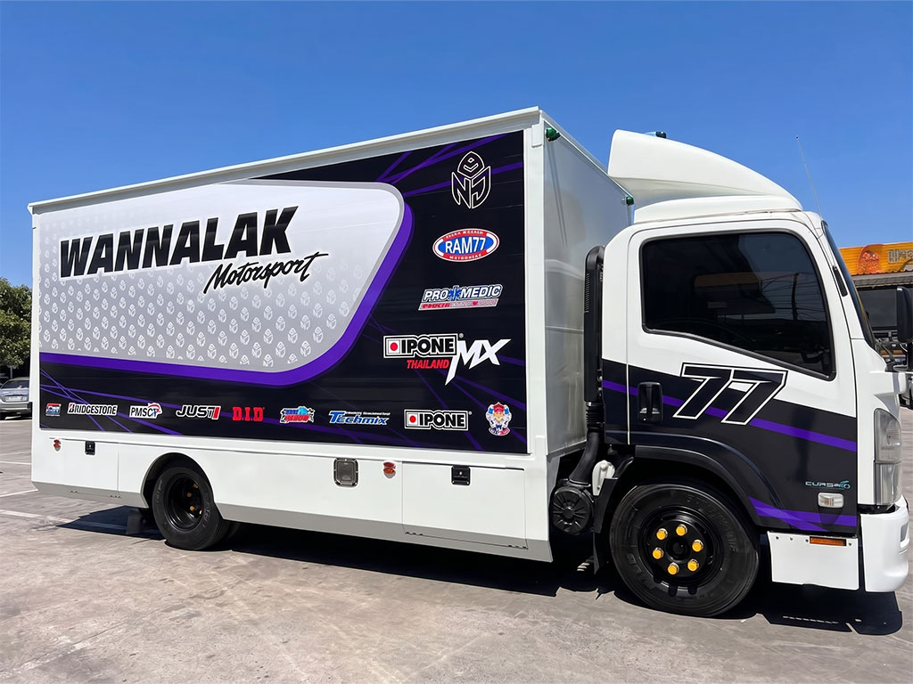 สติ๊กเกอร์รถ Roadshow แบบ Full Wrap ติดตู้รถบรรทุก WANNALAK Motorsport คลุมลายตั้งแต่หัวเก๋งถึงตู้สินค้า