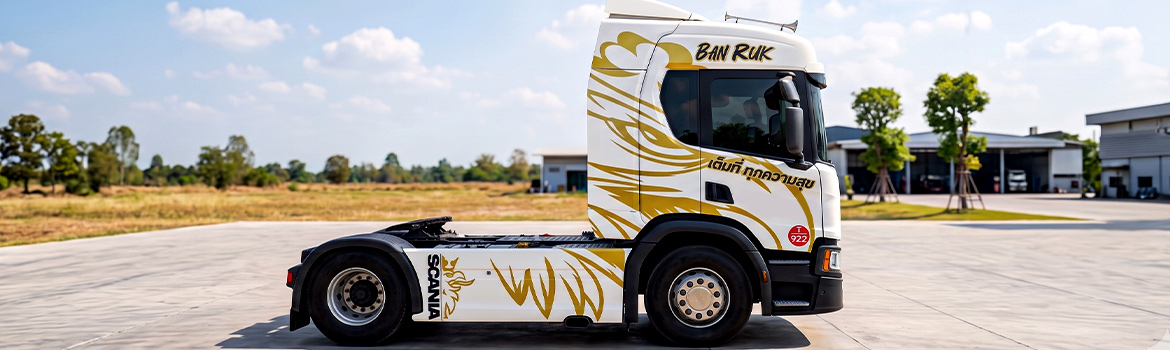 สติ๊กเกอร์รถ Roadshow บนหัวลาก Scania สีขาว ลวดลายกราฟิกสีทองเข้ารูปทรงหัวเก๋ง