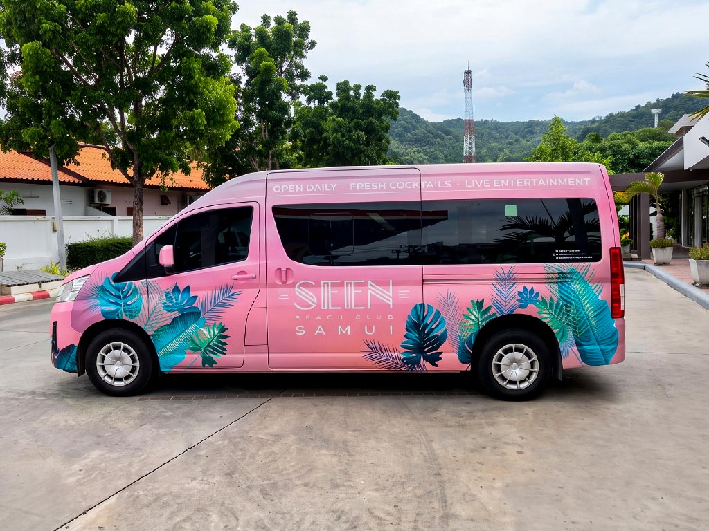 งานติดสติ๊กเกอร์รถตู้แคมเปญ Roadshow เน้นการควบคุมความหนาแน่นข้อความและค่าความต่างสี