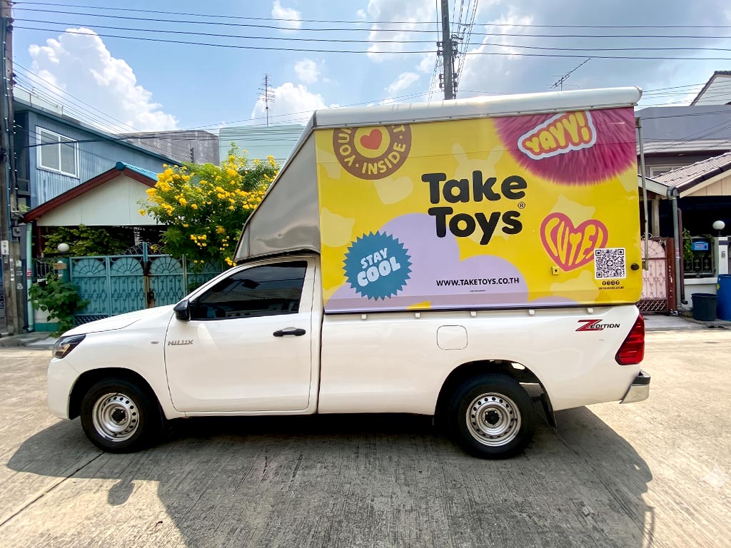 สติ๊กเกอร์รถ Roadshow ติดข้างตู้กระบะ Take Toys โทนสีเหลืองสดใสสำหรับแคมเปญวิ่งสตรีทการตลาดข้ามจังหวัด