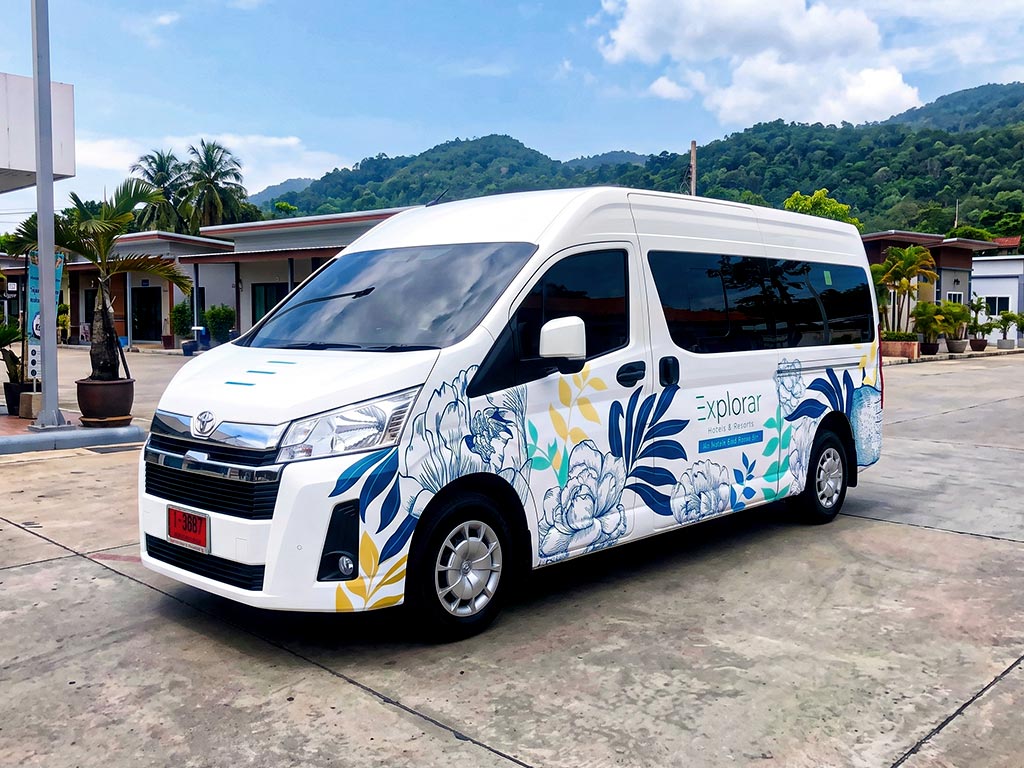 สติ๊กเกอร์รถ Roadshow แบบ Partial Wrap ติดรถตู้ Toyota โทนสีน้ำเงินเหลืองเน้นโลโก้ Explorar Hotels