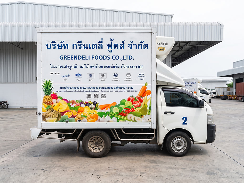 สติ๊กเกอร์รถ Roadshow ติดตู้รถพาณิชย์ กรีนเดลี่ ฟู้ดส์ จัดวางภาพกราฟิกผักผลไม้สดและ QR Code สะอาดตา