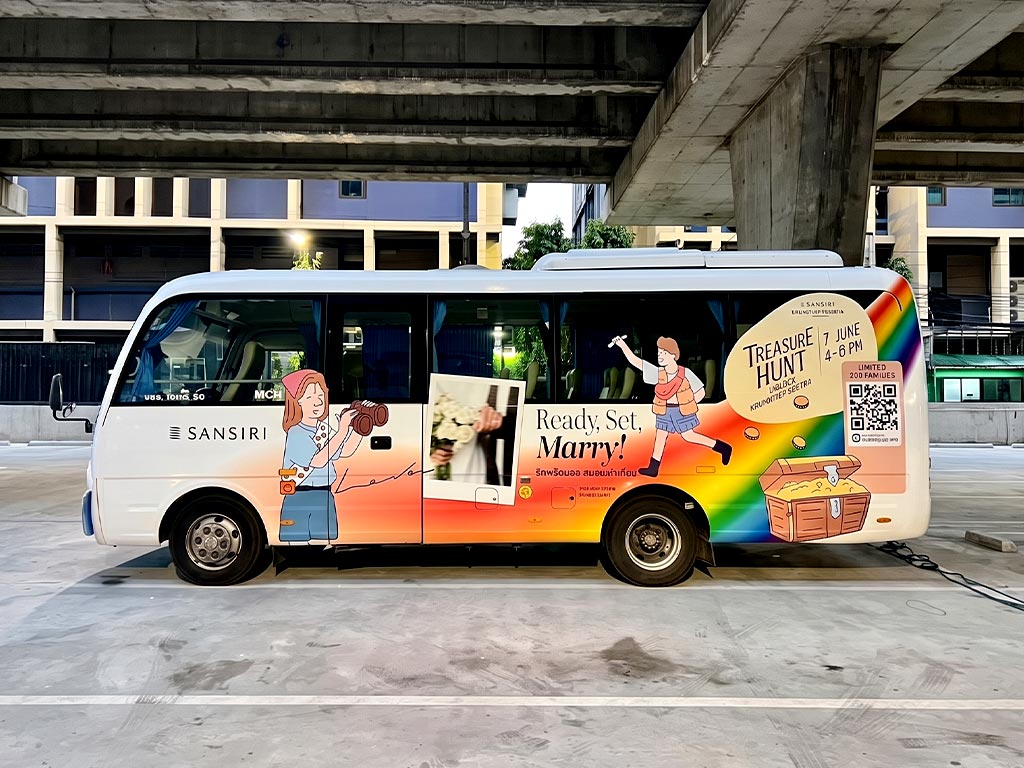 งานผลิตและติดตั้งสติ๊กเกอร์รถ Roadshow ด้วยฟิล์มพีวีซีทึบแสงติดรอบตัวถังและกระจกข้างรถมินิบัส SANSIRI พร้อมคิวอาร์โค้ดสแกนรับสิทธิ์ สำหรับวิ่งสัญจรเป็นสื่อเคลื่อนที่ระหว่างจุดจัดกิจกรรม