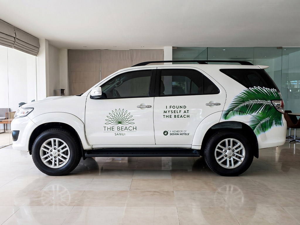 สติ๊กเกอร์รถ Roadshow จัดลำดับข้อความรองและโลโก้หลักบนรถ SUV ตามหลัก Visual Hierarchy