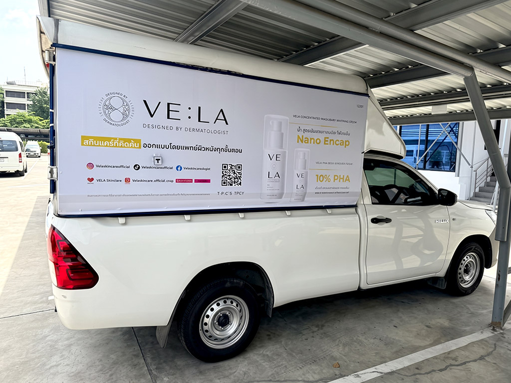 สติ๊กเกอร์รถ Roadshow ติดข้างตู้กระบะ VE:LA ออกแบบขนาดฟอนต์และ QR Code สัมพันธ์กับมุมมองด้านข้าง
