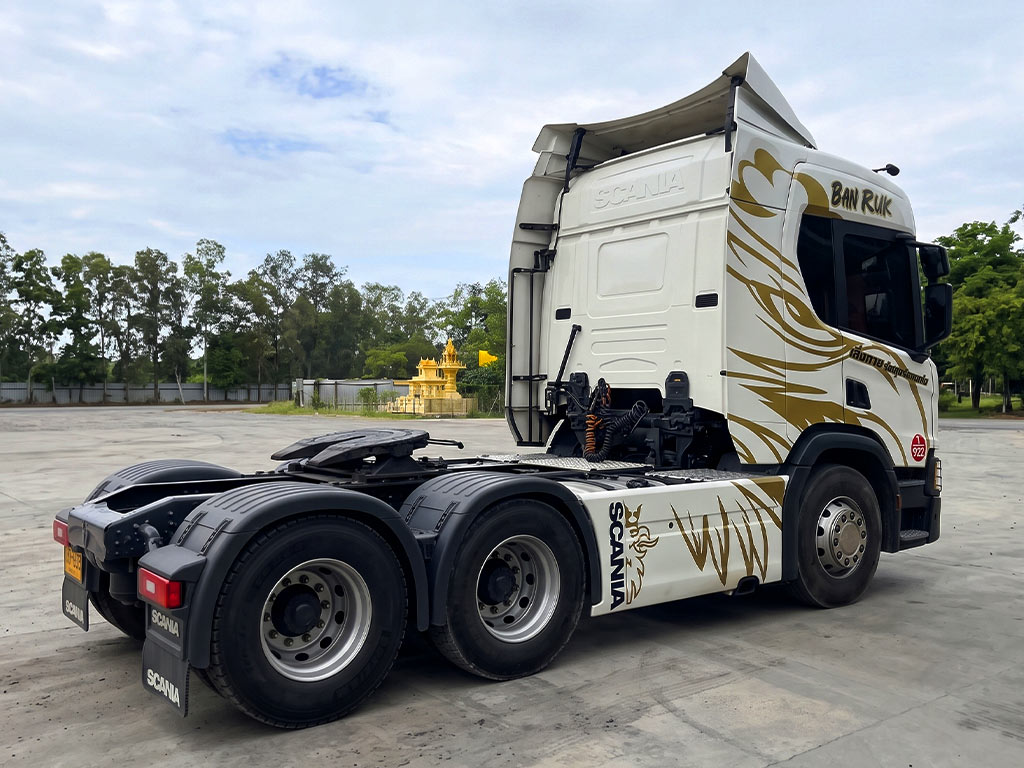 สติ๊กเกอร์เลขรถบริษัทรหัสสีแดงวงกลมติดข้างประตูรถหัวลาก Scania สำหรับจัดระบบฟลีทขนส่ง