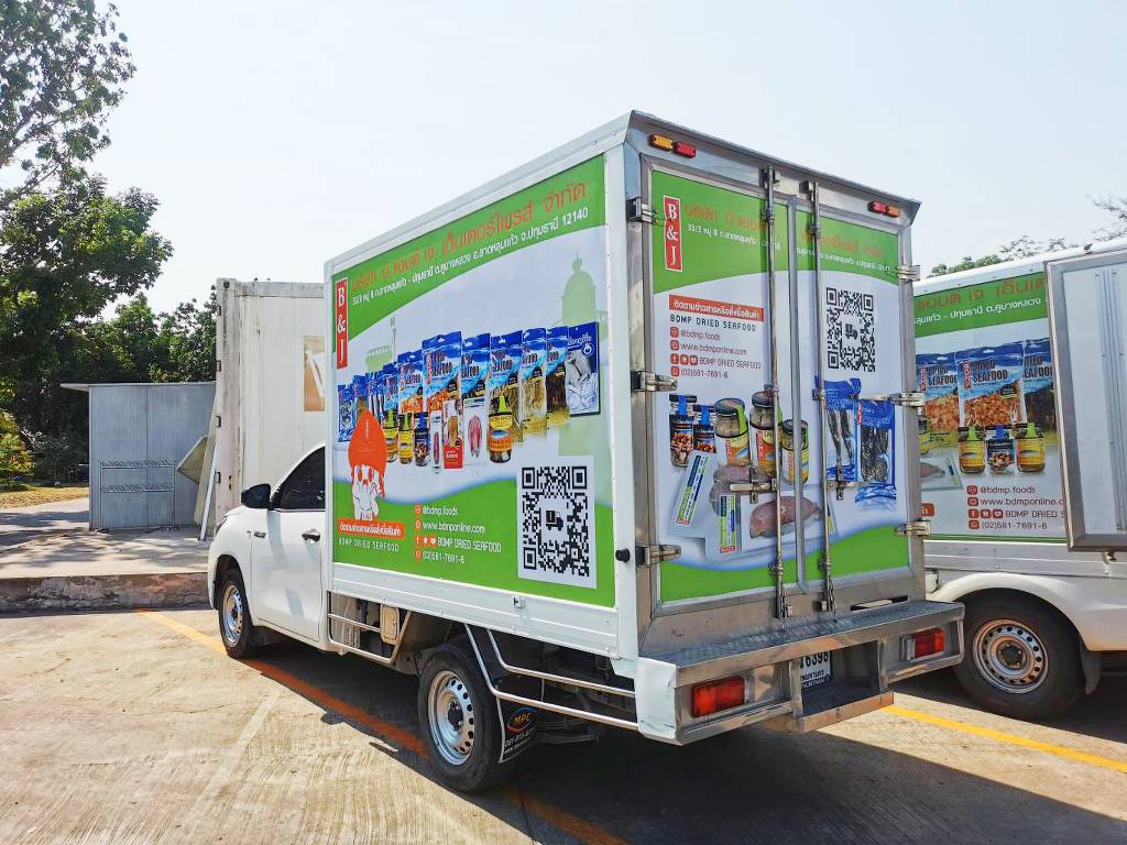 สติ๊กเกอร์ QR Code บนรถ ขนส่งห้องเย็นฝั่งขวาแสดงความละเอียดของพิกเซลรหัสสีดำที่ตัดกับพื้นขาว