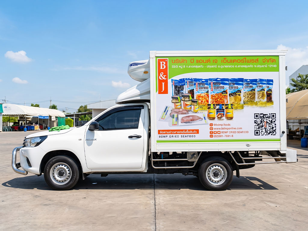 สติ๊กเกอร์รถ Roadshow ติดข้างตู้บรรทุก พิมพ์ลายสินค้าพร้อม QR Code เพิ่มจุดสนใจ visual side view