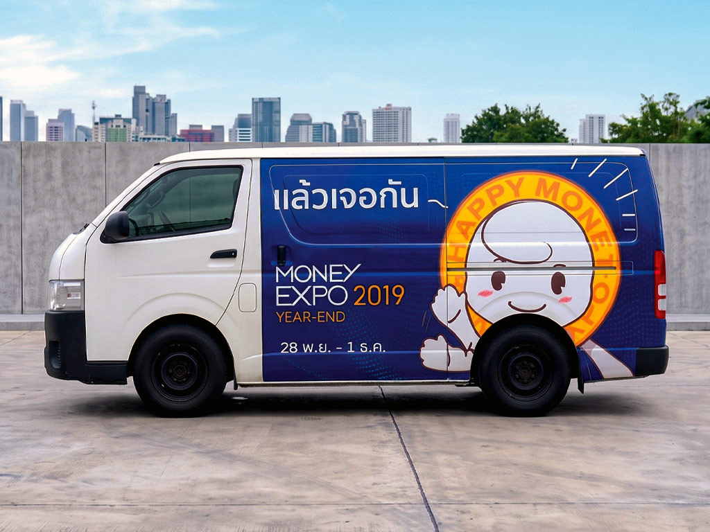 สติ๊กเกอร์รถ Roadshow ติดข้างรถตู้ฝั่งซ้าย พิมพ์ข้อความ Money Expo 2019 และมาสคอต Happy Money