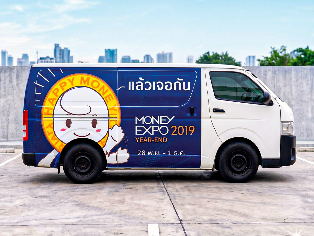 สติ๊กเกอร์รถ Roadshow ติดข้างรถตู้ฝั่งขวา พิมพ์ลายการ์ตูน Happy Money และข้อความ Money Expo 2019