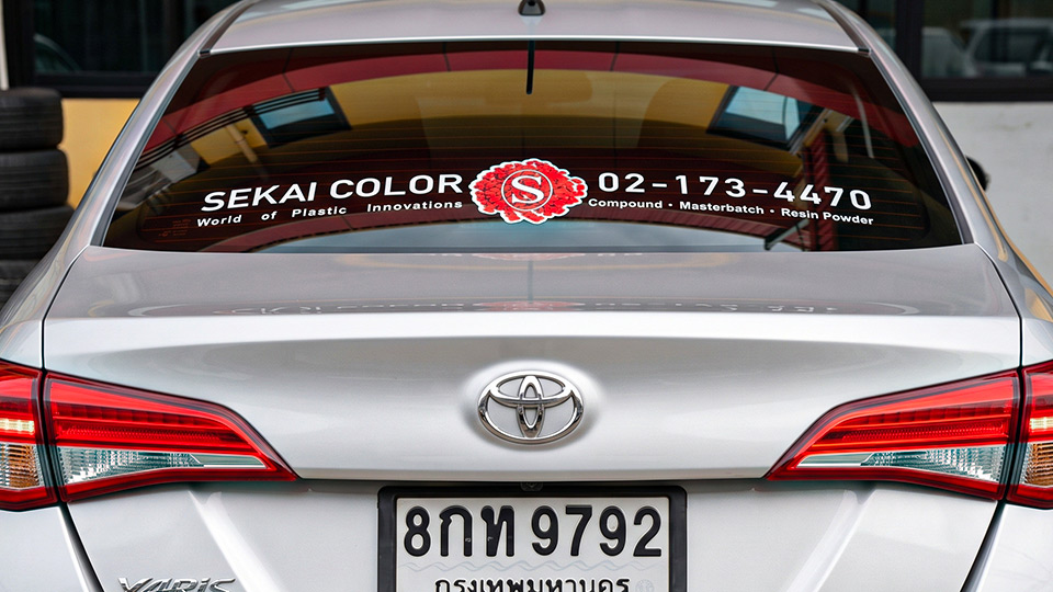 สติ๊กเกอร์ไดคัทสีขาวเปลี่ยนเบอร์โทรศัพท์เฉพาะจุดบนกระจกหลังรถยนต์ หลีกเลี่ยงการติดทับสีตัวถัง