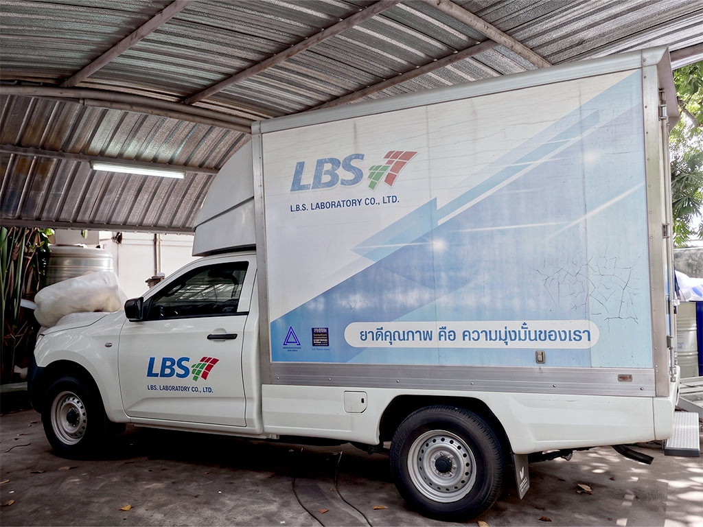 สติ๊กเกอร์ด้านข้างตู้ทึบรถขนส่ง LBS มีรอยแตกลายงา บริการซ่อมสติ๊กเกอร์รถเฉพาะจุดเพื่อฟื้นฟูภาพลักษณ์แบรนด์