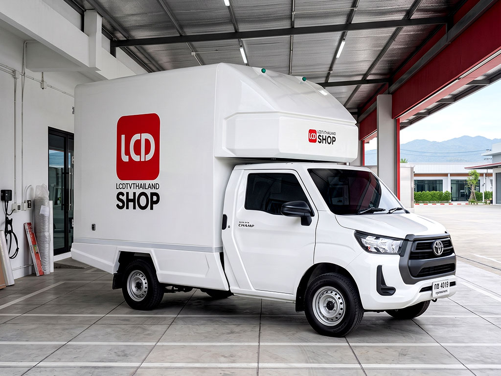 สติ๊กเกอร์ประชาสัมพันธ์เคลื่อนที่เนื้อ PVC พิมพ์โลโก้ LCDTVTHAILAND SHOP บนรถตู้ทึบ Hilux Champ