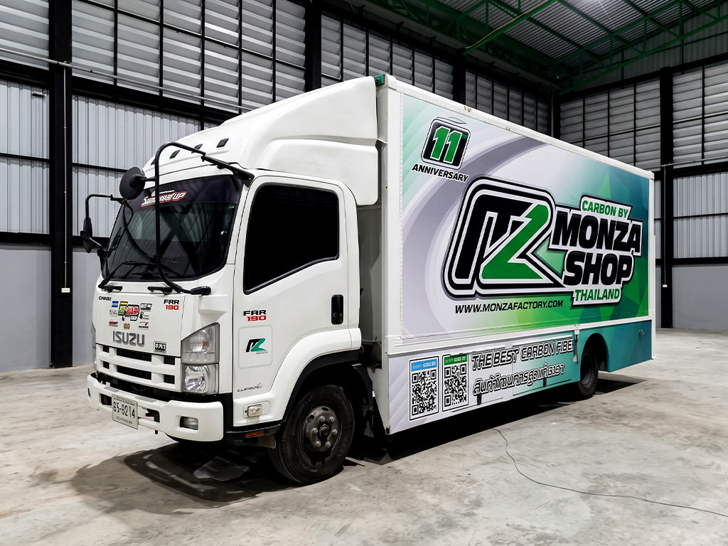 สติ๊กเกอร์ประชาสัมพันธ์เคลื่อนที่เนื้อ PVC พิมพ์ลายฉลอง 11 ปี Monza Shop บนรถบรรทุก Isuzu FRR 190