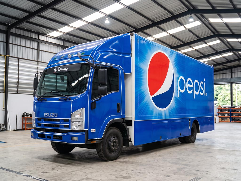 สติ๊กเกอร์ประชาสัมพันธ์เคลื่อนที่เนื้อ PVC เกรดพรีเมียม พิมพ์ลายแบรนด์ Pepsi บนรถบรรทุก Isuzu