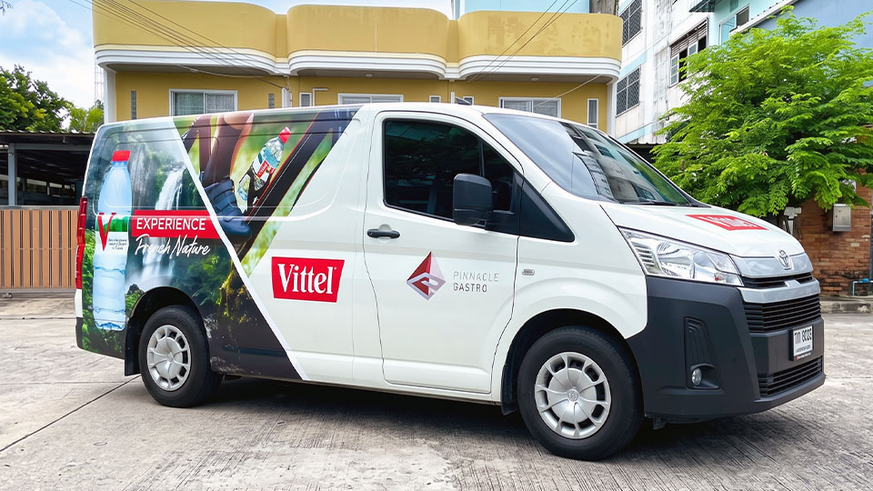 สติ๊กเกอร์ประชาสัมพันธ์เคลื่อนที่เนื้อ PVC พรีเมียม ลายแคมเปญ Vittel และ Pinnacle Gastro บนรถตู้สีขาว