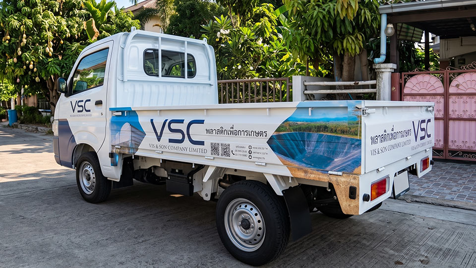 สติ๊กเกอร์ประชาสัมพันธ์เคลื่อนที่เนื้อ PVC พรีเมียม แบบบางส่วน ลายพลาสติกเพื่อการเกษตร VSC บนรถกระบะตอนเดียว