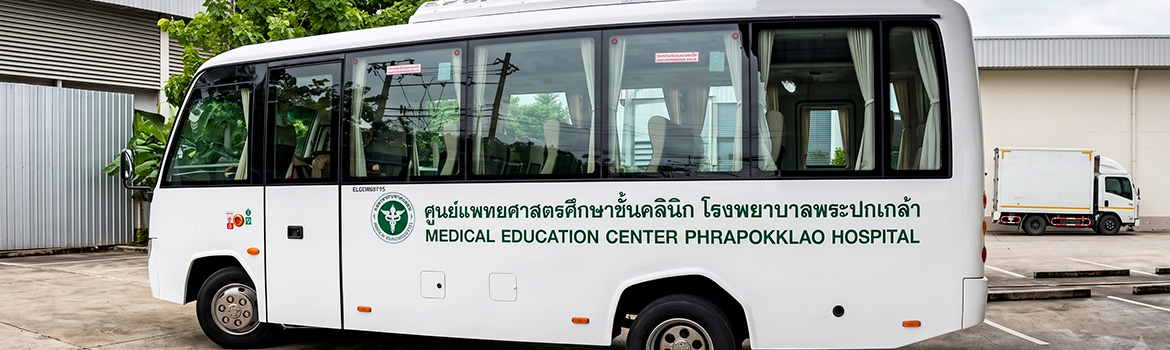 สติ๊กเกอร์ประชาสัมพันธ์เคลื่อนที่เนื้อ PVC พิมพ์ข้อความศูนย์แพทยศาสตรศึกษาชั้นคลินิก โรงพยาบาลพระปกเกล้า บนรถมินิบัสสีขาว