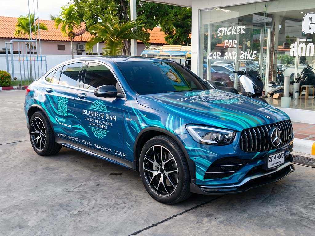 สติ๊กเกอร์รถกิจกรรมและอีเวนต์องค์กร ลายกราฟิกสีเขียวแกมน้ำเงินบนรถ SUV พร้อม QR Code ขนาดใหญ่ข้างตัวรถเพื่อเพิ่ม Brand Awareness ในพื้นที่จัดงาน