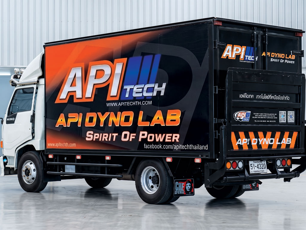 ภาพมุมท้ายซ้ายรถบรรทุก Hino ติดสติ๊กเกอร์ API TECH หลังบริการรื้อสติ๊กเกอร์เก่าและติดตั้งใหม่