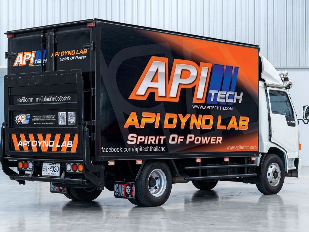 งานรื้อสติ๊กเกอร์เก่าและติดตั้งใหม่ตู้บรรทุก Hino ลาย API TECH สีส้มดำสดชัดเนียนเรียบ
