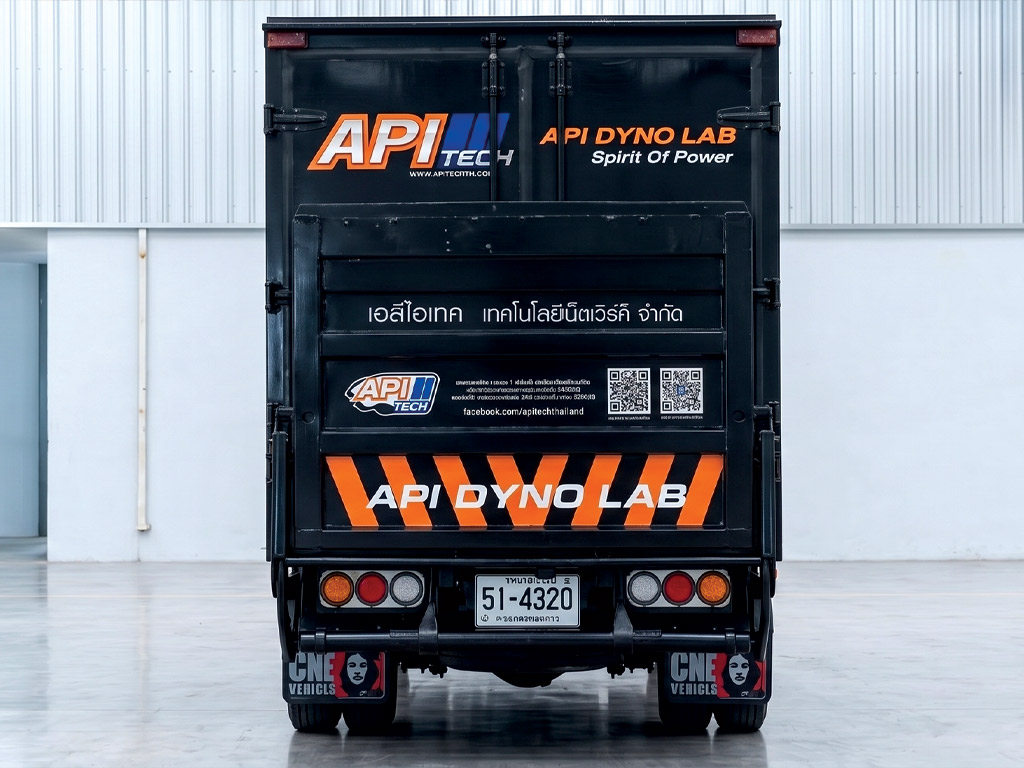 งานรื้อสติ๊กเกอร์เก่าและติดตั้งใหม่บนประตูท้ายตู้บรรทุก API TECH งานเนียนเรียบ สแกน QR Code คมชัด