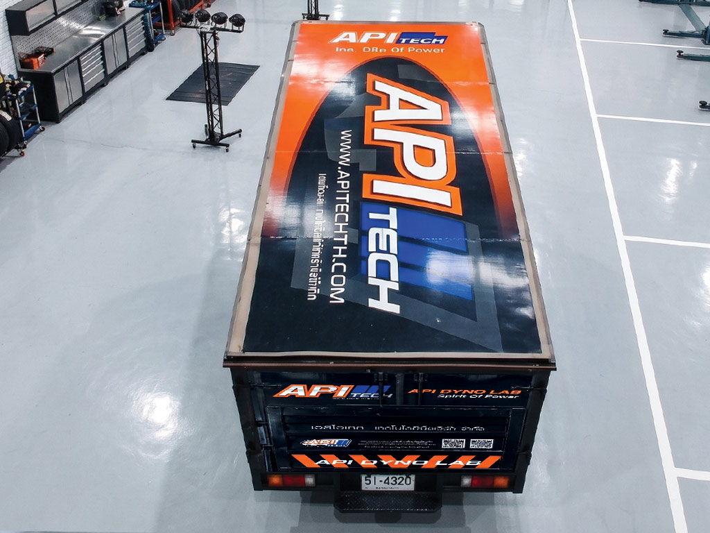 แผงหลังคาตู้บรรทุกสินค้าติดสติ๊กเกอร์ API TECH หลังรื้อสติ๊กเกอร์เก่าและติดตั้งใหม่ ครอบคลุมทุกมิติ
