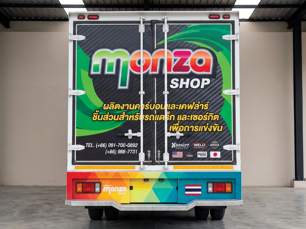 ประตูท้ายตู้บรรทุก Monza Shop หลังรื้อสติ๊กเกอร์เก่าและติดตั้งใหม่ ลายเคฟล่าร์คมชัด