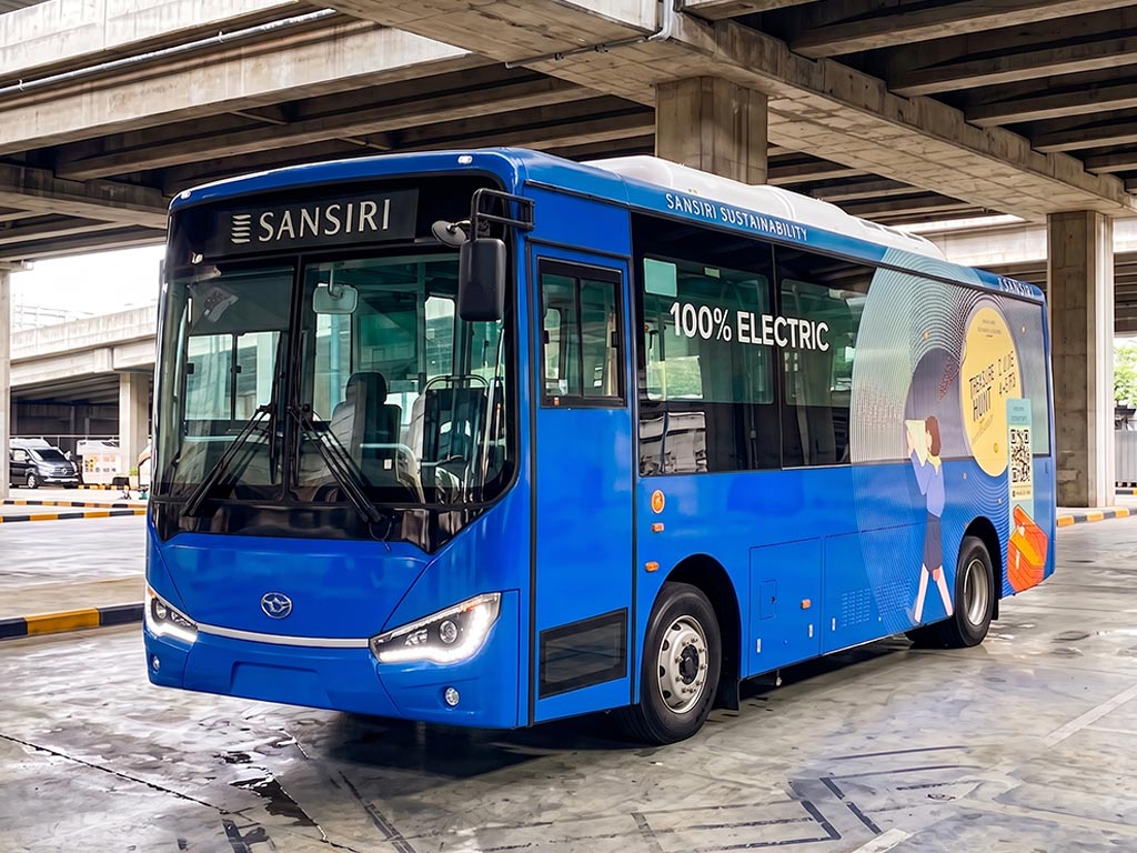สติ๊กเกอร์รถ Roadshow ติดรถบัสไฟฟ้า Sansiri 100% Electric มุมหน้าข้าง โปรโมตแคมเปญ Treasure Hunt