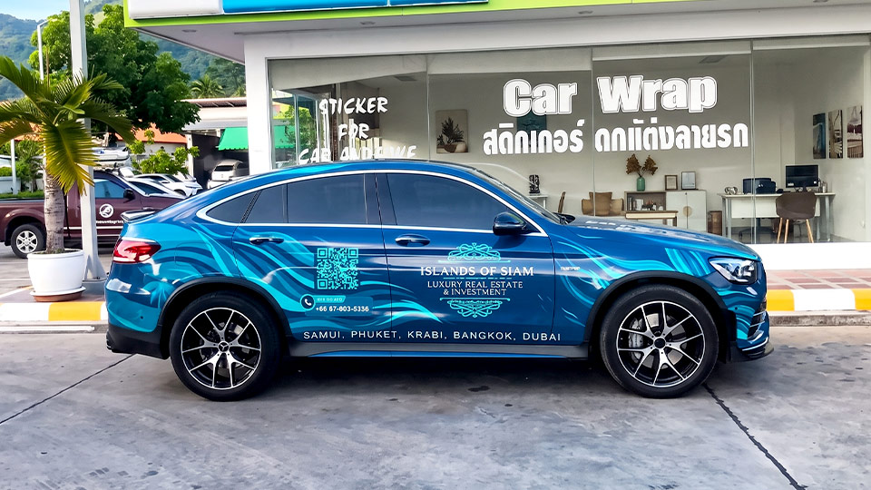 สติ๊กเกอร์รถแคมเปญและโฆษณาเคลื่อนที่ ติดรถ Mercedes-Benz ลายกราฟิก Islands of Siam Luxury Real Estate พร้อม QR Code