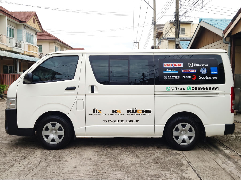 สติ๊กเกอร์เบอร์ติดต่อบนรถกระบะบริษัทบริเวณตัวถังด้านท้ายรถเพื่อเพิ่มความสม่ำเสมอของงาน Fleet Branding
